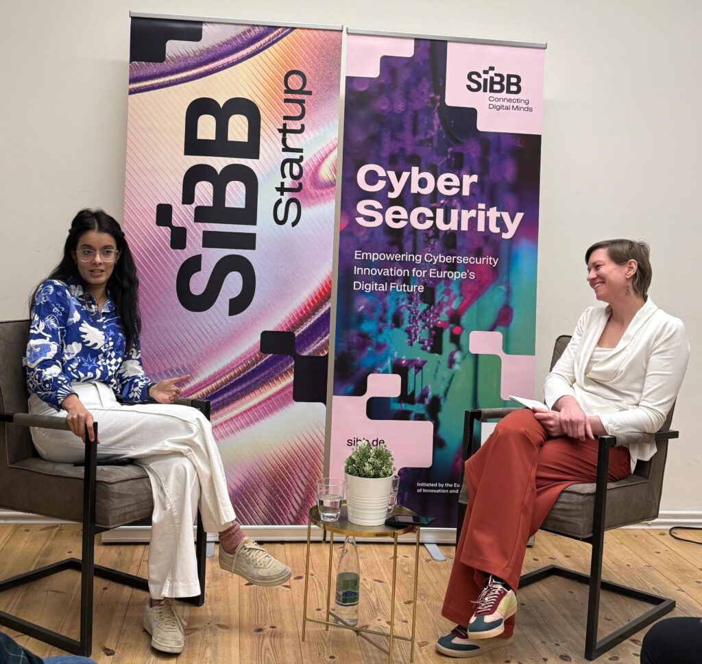 Vijeta Ojha speaking at a digital cybersecurity conference