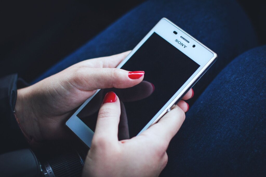 Lockscreen advertising vs. Splash screen ads: Which OEM format is right for you?
