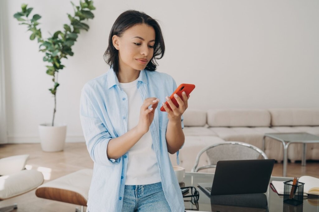 Lockscreen advertising vs. Splash screen ads: Which OEM format is right for you?